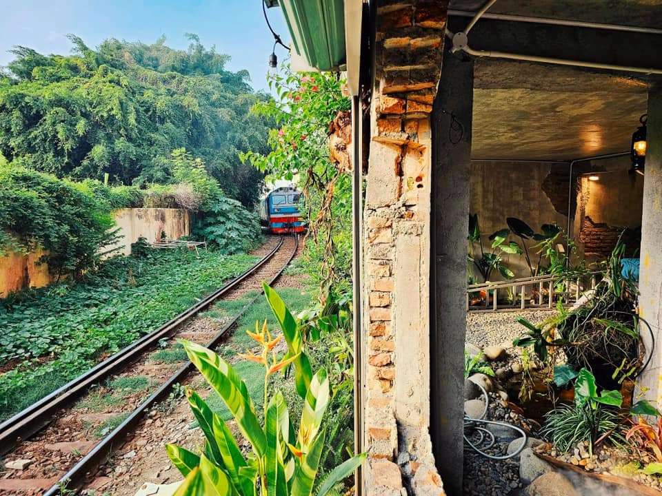 Du khách chú ý nên giữ khoảng cách an toàn khi có tàu chạy qua. Ảnh: Fanpage Nha Trang Có Gì