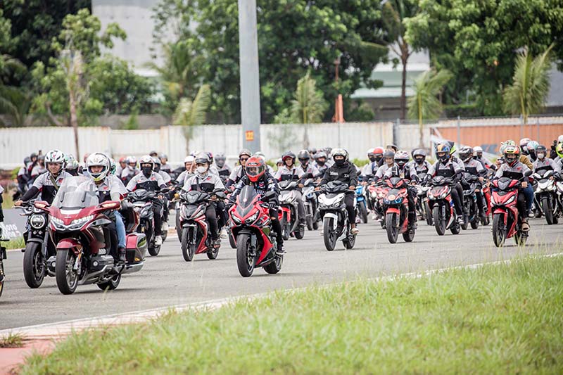 Khoảng 300 xe mô tô đến từ cộng đồng +84 Honda Bikers diễu dành khai mạc giải đấu. Ảnh: Thanh Vũ