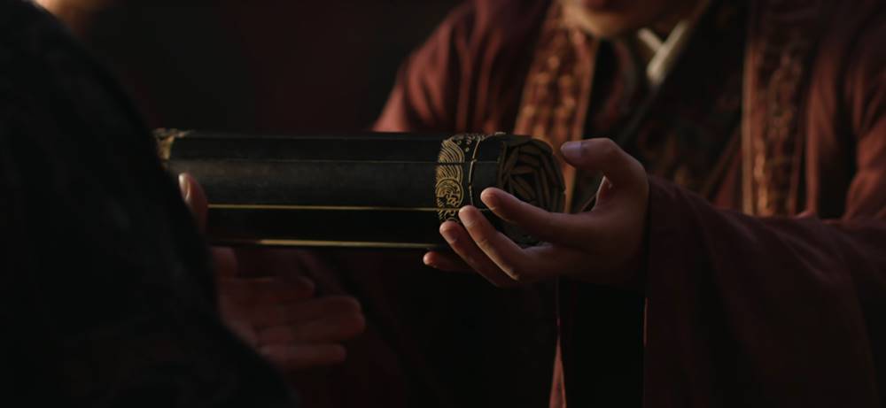 Hoàng tử Cao gửi thư xin được chết theo Tiên đế. Ảnh: Netflix