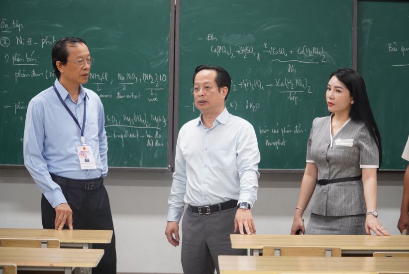 Thứ trưởng Phạm Ngọc Thưởng và Đoàn kiểm tra số 1 kiếm tra công tác chuẩn bị kỳ thi tốt nghiệp THPT tại Hà Nội. Ảnh: Vân Trang