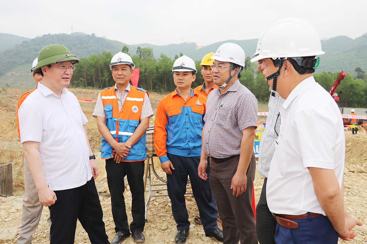 Chủ tịch UBND tỉnh Nghệ An Nguyễn Đức Trung kiểm tra tiến độ thi công dự án đường dây 500 kV mạch 3. Ảnh: Phương Thúy