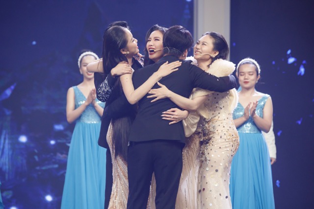 Tú Tri đăng quang cùng 4 thí sinh khác. Ảnh: NSCC.