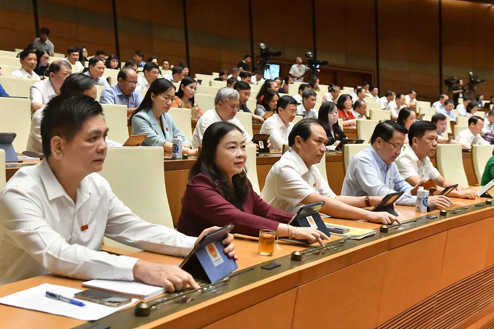 Đại biểu Quốc hội biểu quyết thông qua dự thảo Luật Tổ chức Tòa án Nhân dân (sửa đổi). Ảnh: Phạm Đông