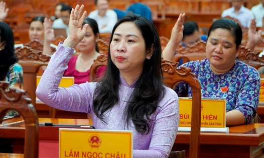Đại biểu HĐND tỉnh Kiên Giang biểu quyết thông qua các dự thảo Nghị quyết. Ảnh: Nguyên Anh