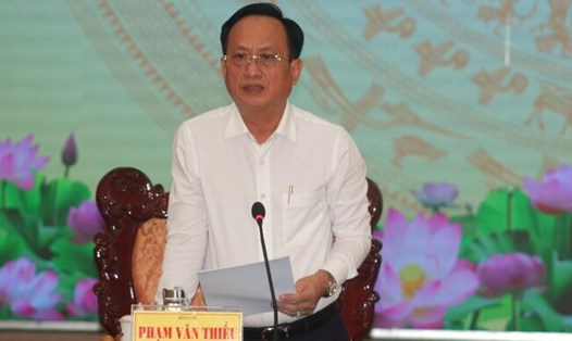 Chủ tịch UBND tỉnh Bạc Liêu Phạm Văn Thiều chỉ đạo về công tác hỗ trợ di dời dân tại vùng sạt lở. Ảnh: Nhật Hồ