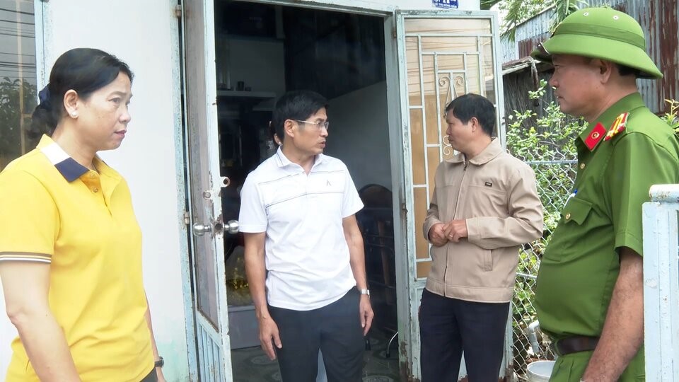 Lãnh đạo Tỉnh uỷ, UBND đi thăm các gia đình bị sạt lở tại Phường 5, Thành phố Bạc Liêu. Ảnh: Nhật Hồ