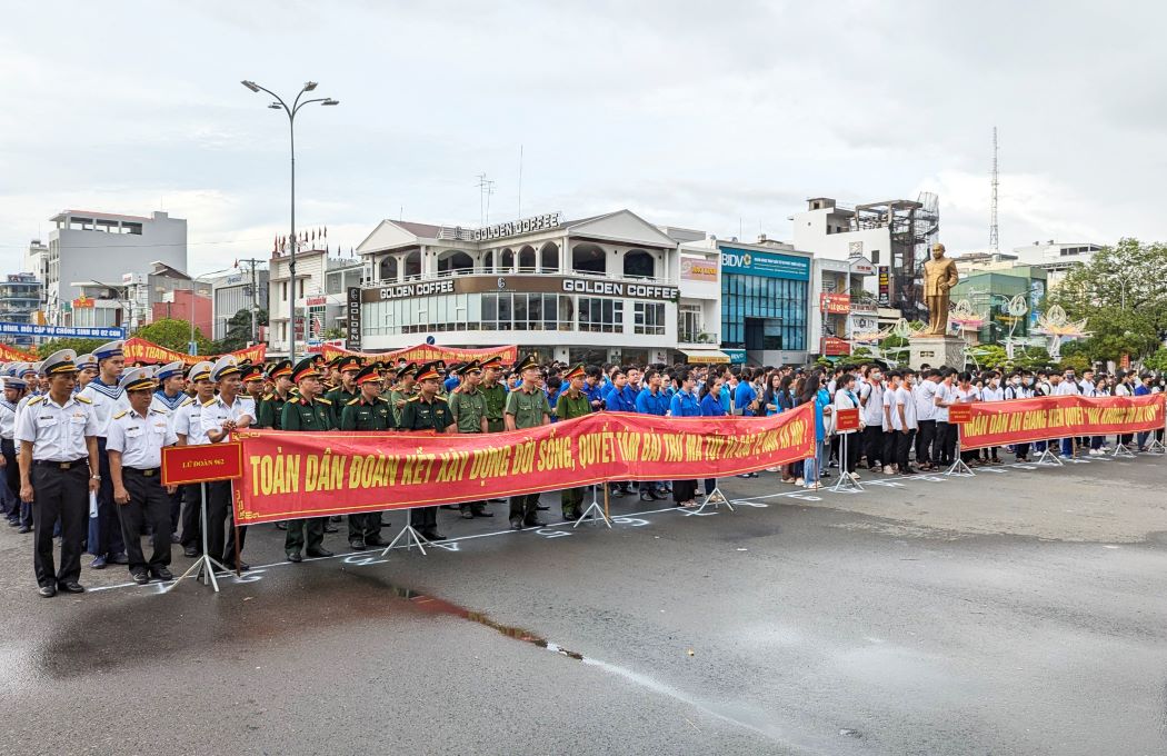 Các lực lượng tham gia buổi mít tinh. Ảnh: Nghiêm Túc