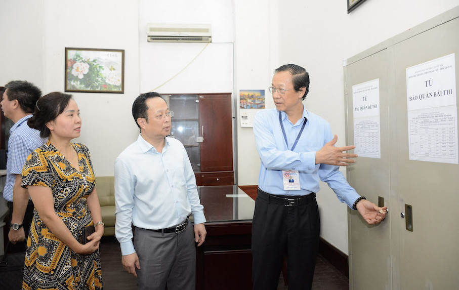 Thứ trưởng Phạm Ngọc Thưởng kiểm tra công tác chuẩn bị thi tốt nghiệp THPT tại Hà Nội.