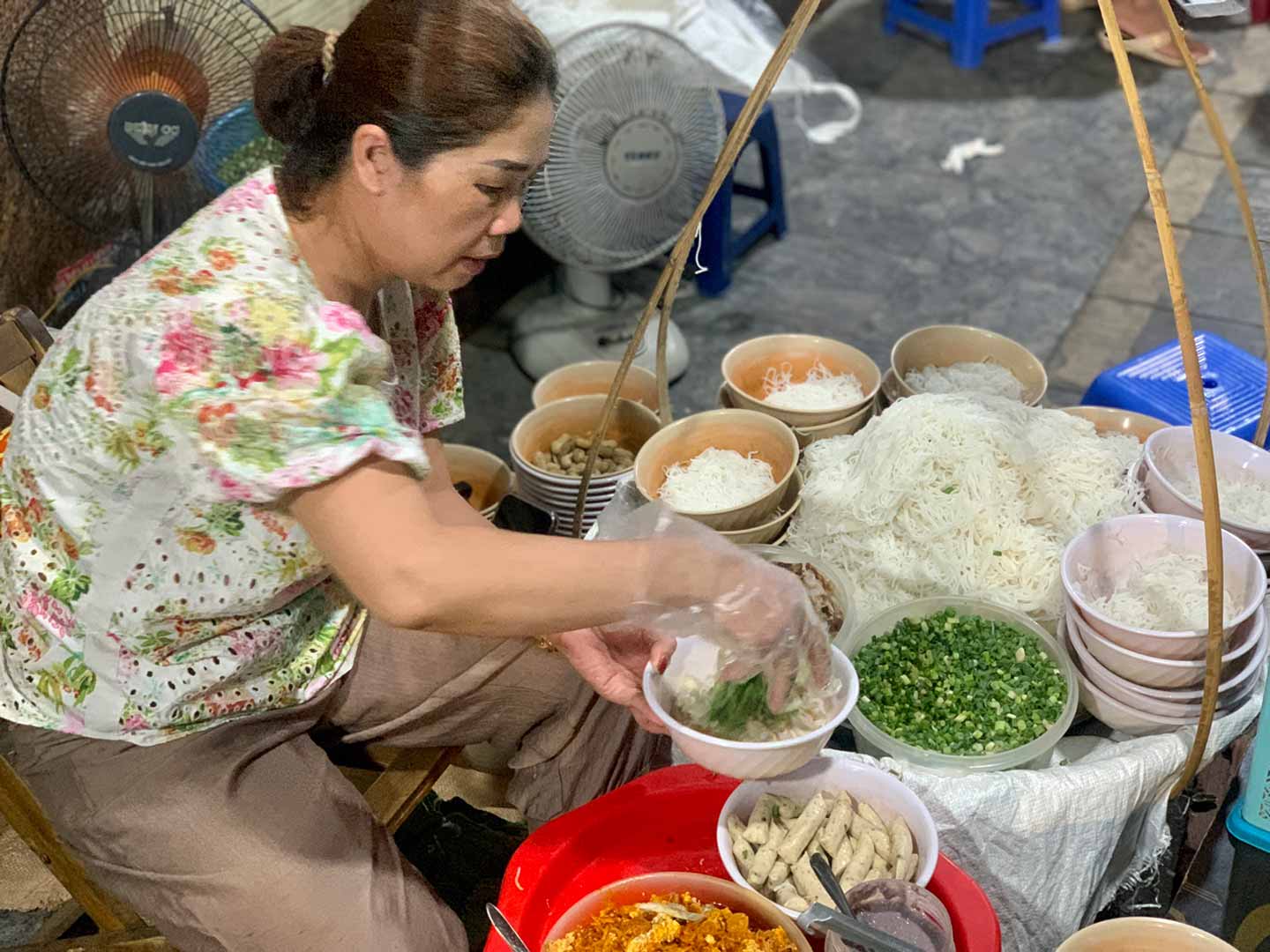 Bà Hoa hiện là chủ gánh bún riêu trên phố Nguyễn Thiệp (Hoàn Kiếm, Hà Nội). Ảnh: Nhật Minh