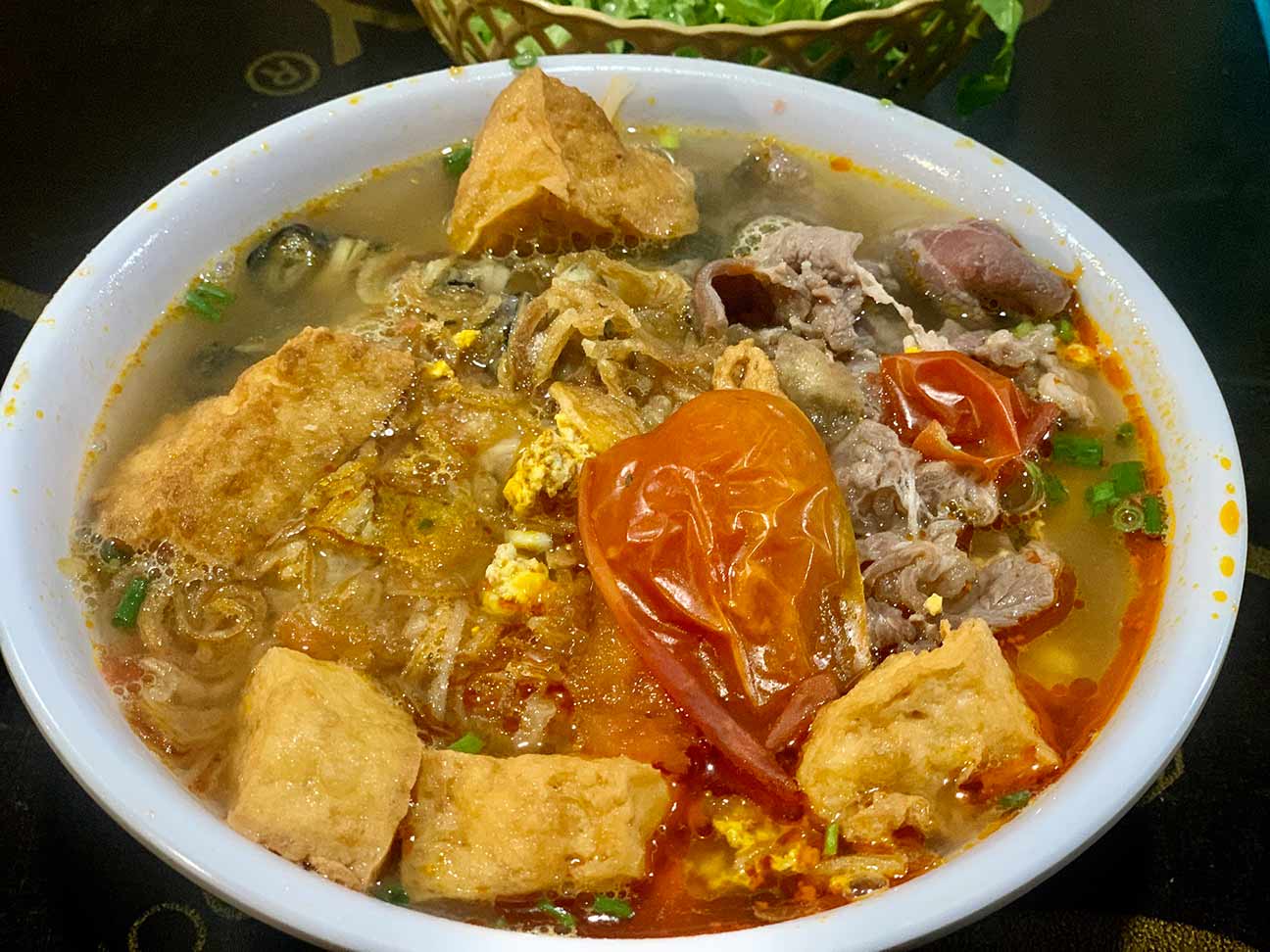 Mỗi bát bún riêu tại quán dao động từ 25.000 đến 65.000 đồng, đa dạng lựa chọn cho thực khách. Ảnh: Nhật Minh