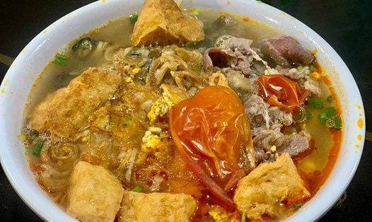 Mỗi bát bún riêu tại quán dao động từ 25.000 đến 65.000 đồng, đa dạng lựa chọn cho thực khách. Ảnh: Nhật Minh