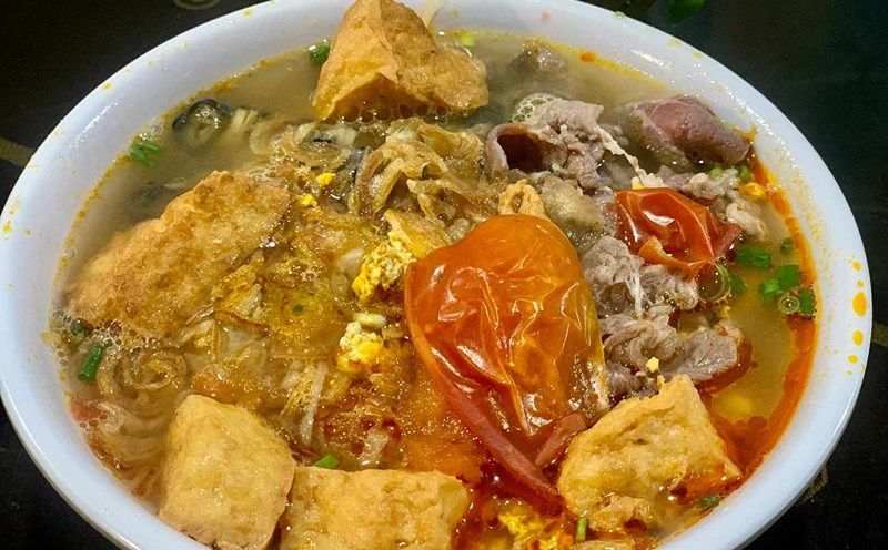 Mỗi bát bún riêu tại quán dao động từ 25.000 đến 65.000 đồng, đa dạng lựa chọn cho thực khách. Ảnh: Nhật Minh