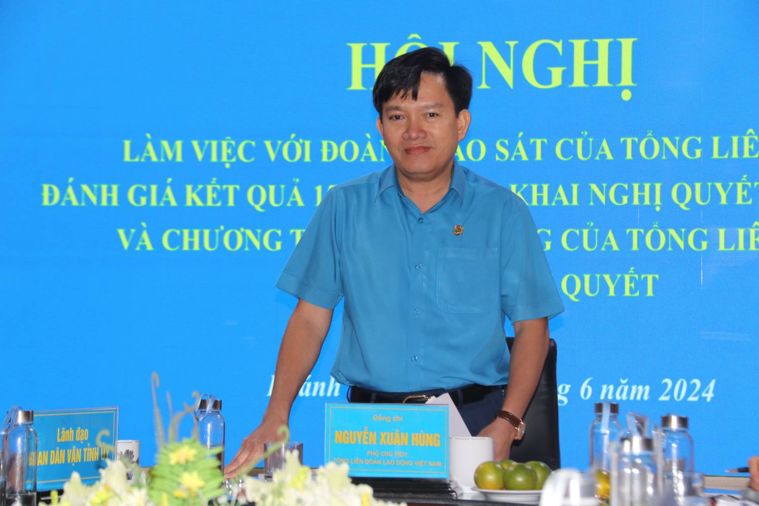 Ông Nguyễn Xuân Hùng - Phó Chủ tịch Tổng LĐLĐ Việt Nam làm việc với LĐLĐ Khánh Hòa về kết quả triển khai Nghị quyết số 20-NQ/TW của Ban Chấp hành Trung ương Đảng, khóa X về “Xây dựng giai cấp công nhân Việt Nam thời kỳ đẩy mạnh công nghiệp hóa, hiện đại hóa”. Ảnh: P.Linh