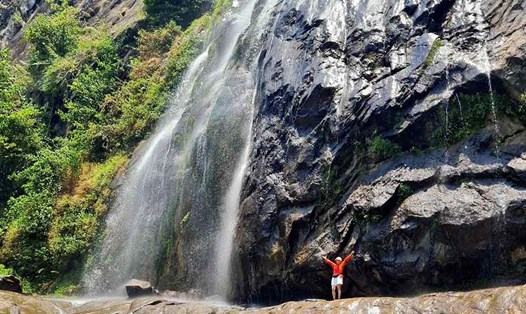 Chinh phục thác Tác Tình giữa đại ngàn Lai Châu. Ảnh: Nguyễn Thị Thủy