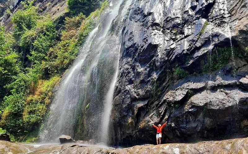 Chinh phục thác Tác Tình giữa đại ngàn Lai Châu. Ảnh: Nguyễn Thị Thủy