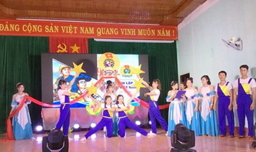 Đoàn viên, người lao động Công ty Cà phê 706 chào mừng kỉ niệm 95 năm ngày thành lập Công đoàn Việt Nam. Ảnh: CĐCS