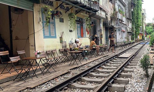 Các quán cà phê đường tàu trên phố Khâm Thiên (Đống Đa, Hà Nội) ngang nhiên hoạt động, bất chấp nguy hiểm. Ảnh: Nhật Minh
