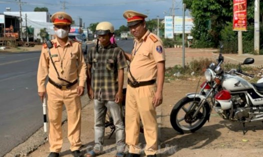 Lực lượng CSGT, Công an tỉnh Đắk Lắk phát hiện một trường hợp điều khiển xe gắn máy khi trong người có chất ma túy. Ảnh: Công an cung cấp