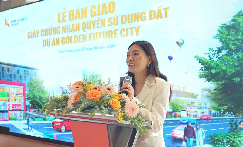 Bà Nguyễn Ngọc Ánh – Phó Chủ tịch thường trực HĐQT Kim Oanh Group chúc mừng 272 khách hàng nhận bàn giao Giấy chứng nhận Quyền sử dụng đất dự án Golden Future City. Ảnh: Kim Oanh Group