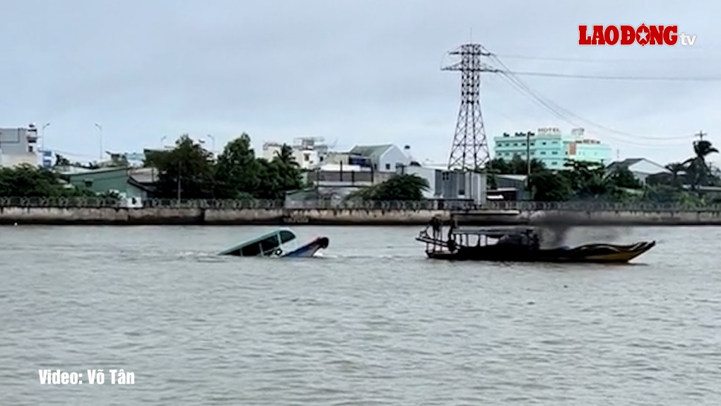 Tàu du lịch trên Chợ nổi Cái Răng bị chìm xuống sông. Ảnh: Võ Tân