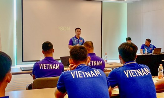 Buổi họp kĩ thuật của U16 Việt Nam trước trận gặp U16 Campuchia. Ảnh: VFF