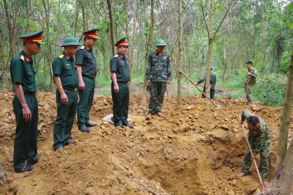 Lực lượng quân đội phát hiện 2 hài cốt liệt sĩ cùng nhiều di vật