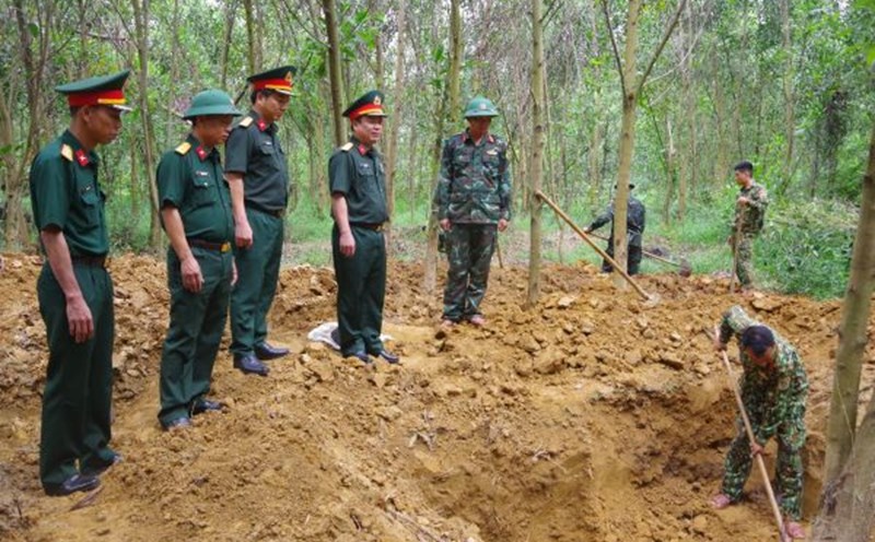 Lãnh đạo Đội Quy tập hài cốt liệt sĩ đã nhanh chóng có mặt tại hiện trường để tiến hành công tác tìm kiếm