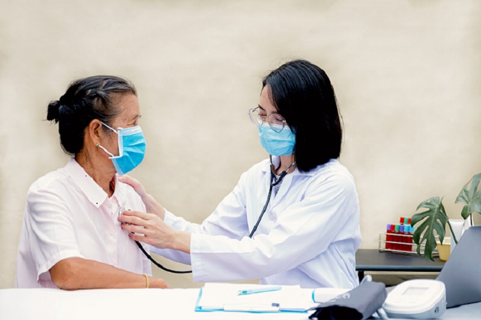 Chương trình khám sức khỏe miễn phí của Manulife được tổ chức cho 2.000 người dân tại Hà Nội (6/7) và TP HCM (13/7). Ảnh Thu Hà