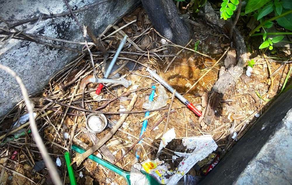 Bơm kim tiêm vứt trong bồn cây trên cầu vượt bộ hành nằm trên đường Phạm Văn Đồng, TP. Thủ Đức. Ảnh: Anh Tú 