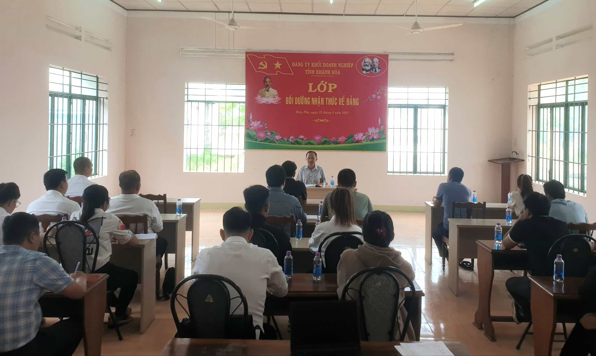 Khánh Hòa bồi dưỡng nhận thức về Đảng cho đoàn viên Công đoàn trong doanh nghiệp tư nhân. Ảnh: Hữu Long