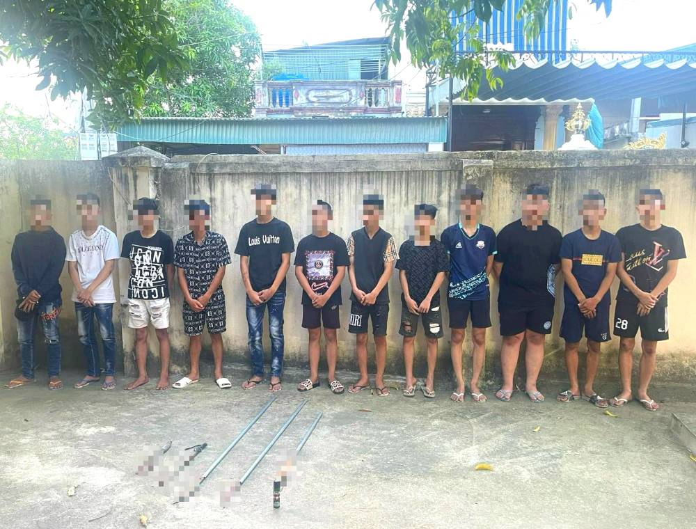 Nhóm thanh thiếu niên cầm dao phóng lợn tấn công người đi đường bị bắt giữ. Ảnh: Công an huyện Quảng Xương