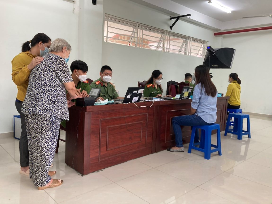 Làm căn cước công dân cho người dân trên địa bàn thành phố Thủ Đức, TPHCM. Ảnh: Vinh Phú
