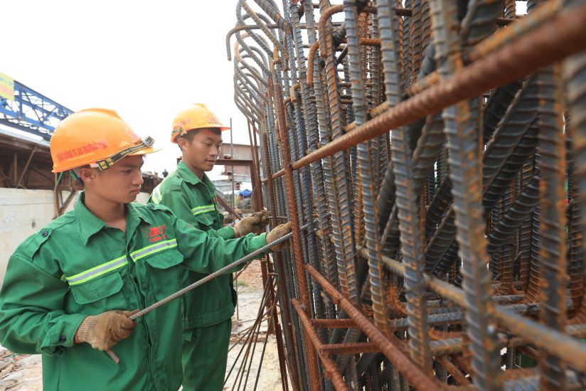 Công nhân bám công trường, "vượt nắng, thắng mưa" đẩy nhanh tiến độ dự án. Ảnh: Hữu Chánh