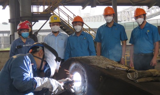 Lãnh đạo LĐLĐ tỉnh Hà Tĩnh thăm hoạt động sản xuất tại Công ty MCC Việt Nam. Ảnh: A.C
