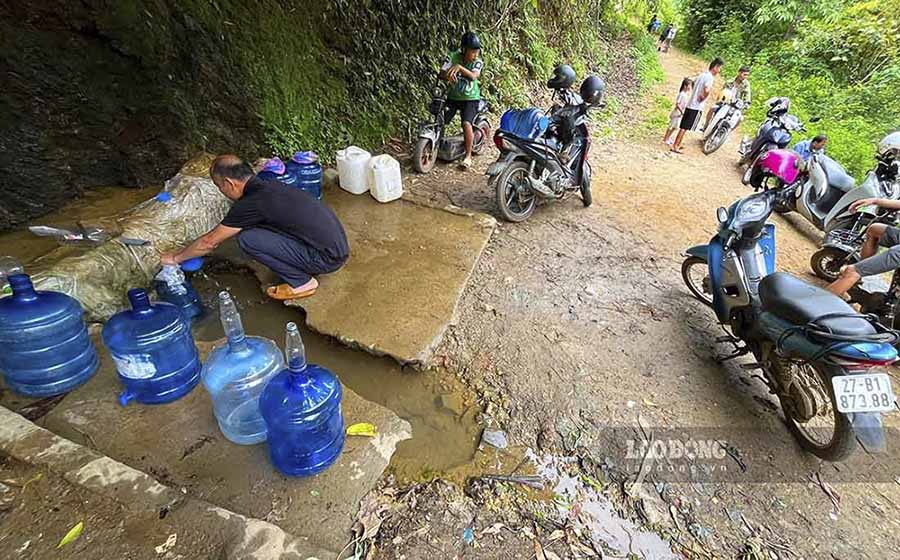 Không chỉ người dân địa phương mà nhiều người ở các xã lân cận cũng đến lấy nước về sinh hoạt.