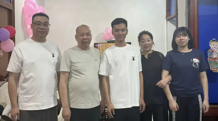 Chàng trai Zhang Huaiyuan tìm lại được bố mẹ ruột sau 33 năm. Ảnh: QQ.com