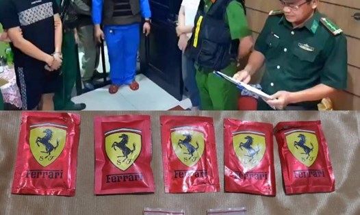 Đối tượng Việt (ngoài cùng bên trái) và số ma túy bị thu giữ. Ảnh: Đồn Biên phòng Hải Vân