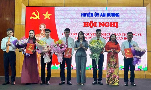 Lãnh đạo huyện An Dương trao quyết định và tặng hoa các cán bộ được điều động, bổ nhiệm. Ảnh: Cổng TTĐT huyện An Dương