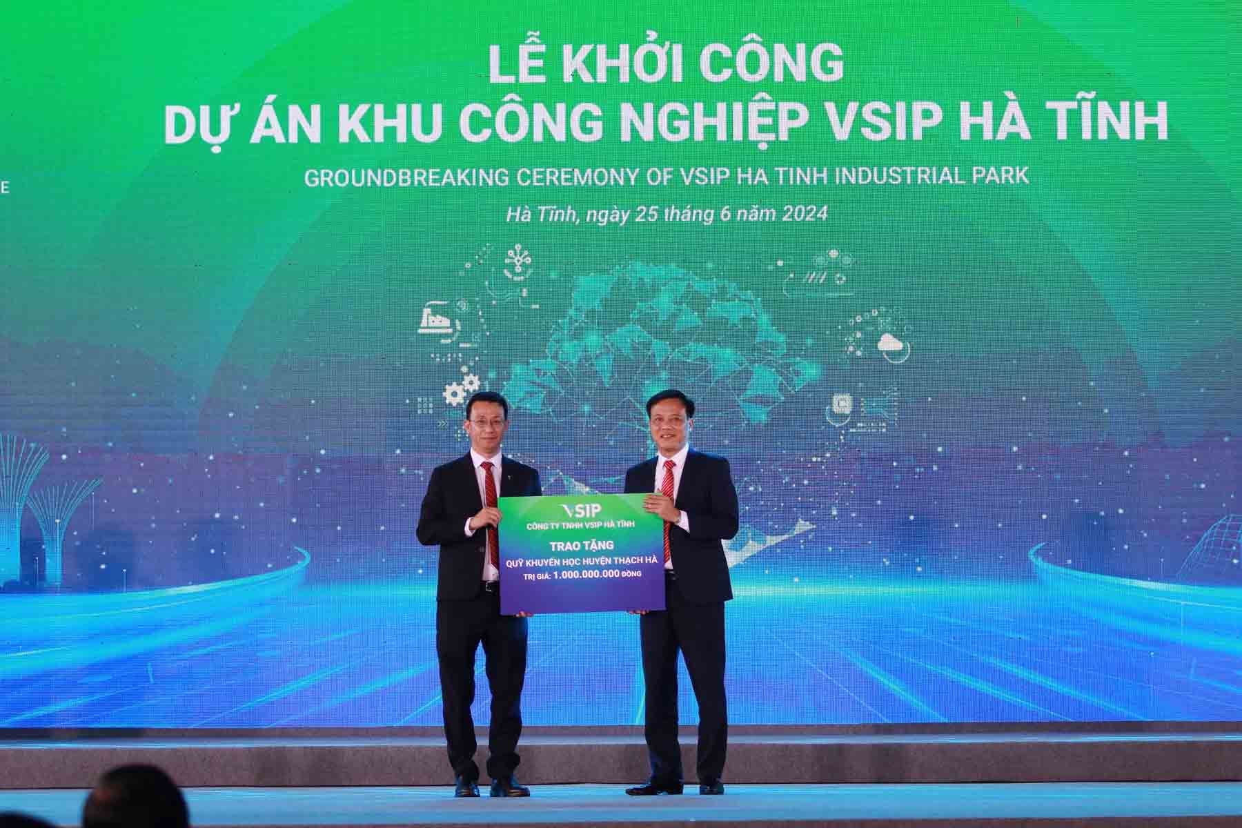 Tại lễ khởi công, Công ty TNHH VSIP Hà Tĩnh tặng Quỹ Khuyến học huyện Thạch Hà 1 tỉ đồng. Ảnh: Trần Tuấn.