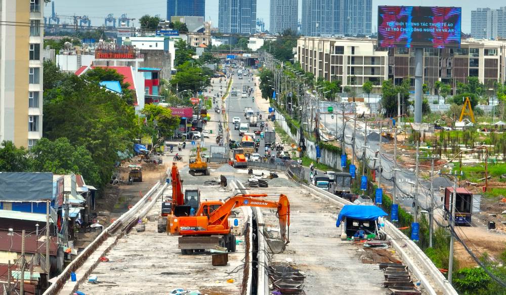 Hai nhánh cầu Nam Lý dài 450m đã lộ rõ hình hài.