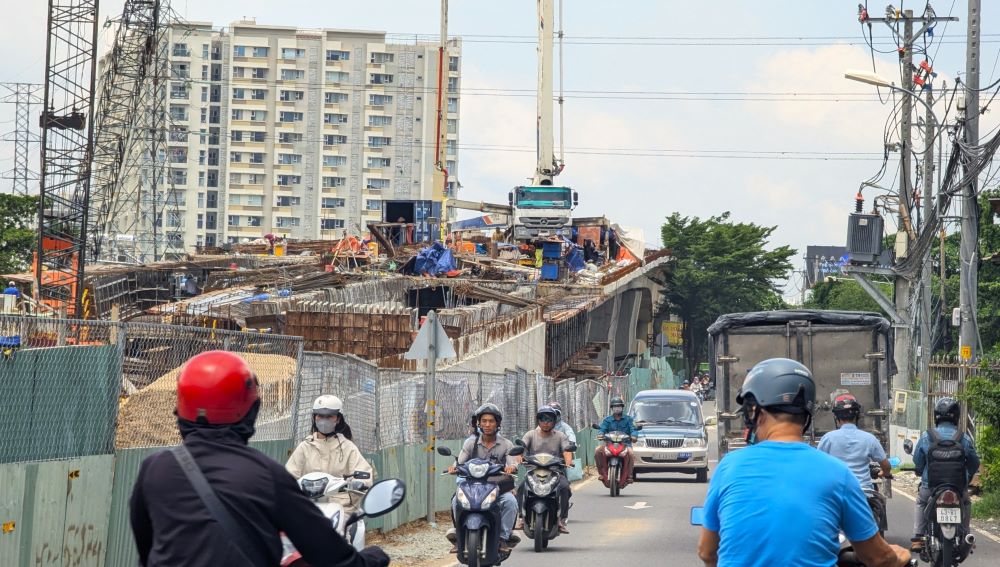  Do công trình còn ngổn ngang nên tuyến đường Đỗ Xuân Hợp bị thu hẹp dẫn đến thường xuyên bị ùn tắc giao thông. Vì vậy chủ đầu đang đốc thúc nhà thầu liên thi công đảm bảo tiến độ dự án.