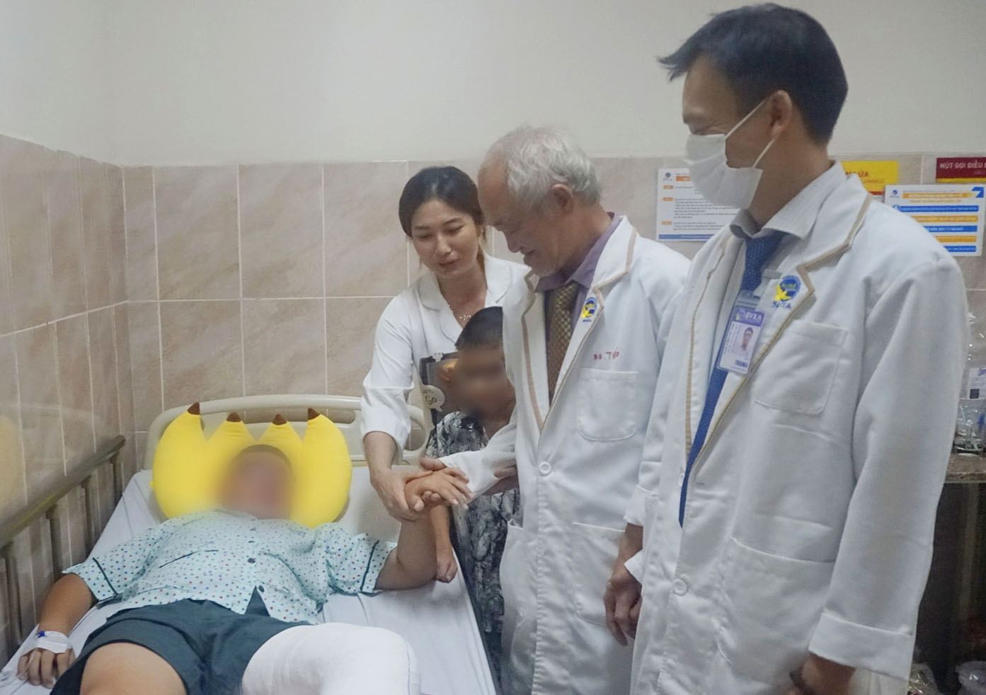 Bác sĩ thăm khám cho bệnh nhi. Ảnh: Bệnh viện cung cấp