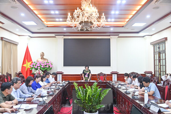 Phiên họp thẩm định đề nghị xây dựng Nghị quyết của Quốc hội về việc cho phép tuyển dụng người có trình độ cao đẳng để dạy một số môn học. Ảnh: Bộ Tư pháp