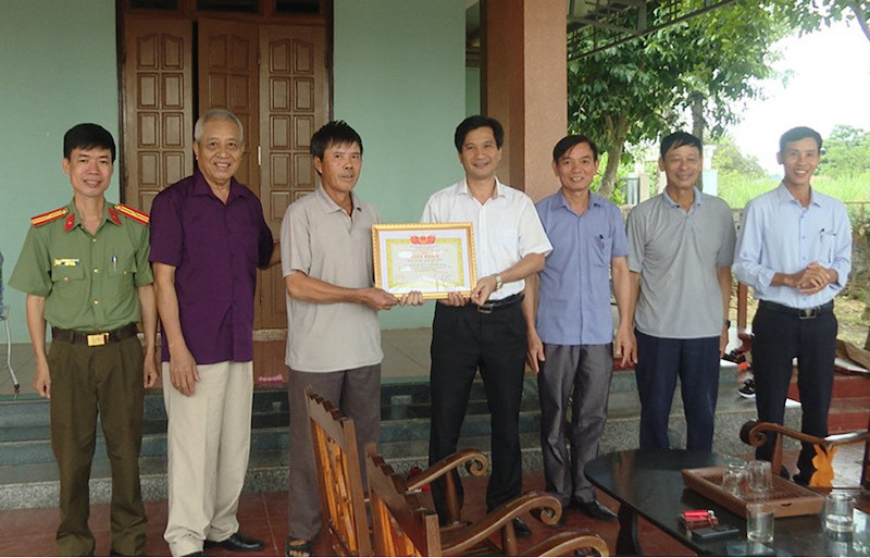 Huyện Lệ Thủy (tỉnh Quảng Bình) vừa tổ chức khen thưởng đột xuất hai gia đình hiến đất xây dựng cao tốc Bắc - Nam. Ảnh: H. Nguyên