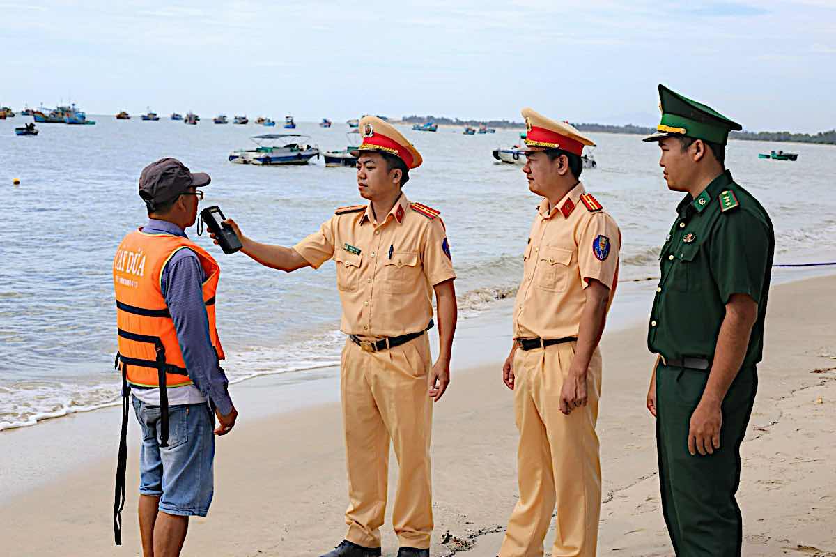 Kiểm tra nồng độ cồn đối với thuyền viên, người lái phương tiện thủy. Ảnh: Công an