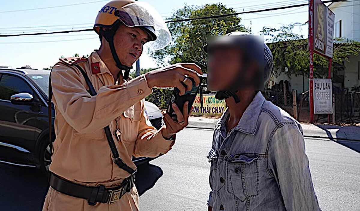 CSGT TP Phan Thiết đo nồng độ cồn người điều khiển xe mô tô. Ảnh: Phạm Duy