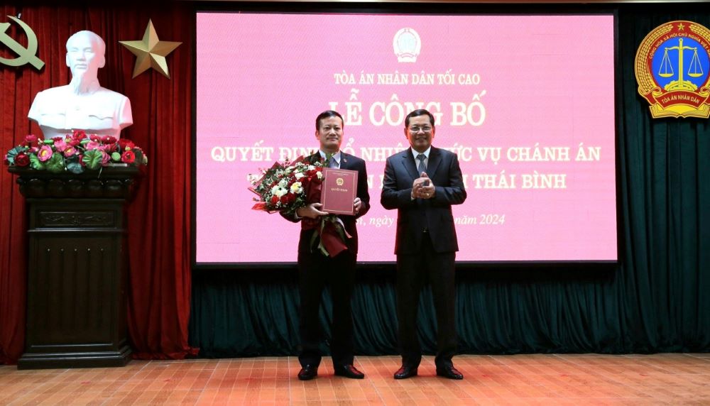 Phó Chánh án TAND Tối cao Nguyễn Văn Du trao quyết định bổ nhiệm, tặng hoa chúc mừng tân Chánh án TAND tỉnh Thái Bình Đỗ Mạnh Tăng. Ảnh: Minh Hưng