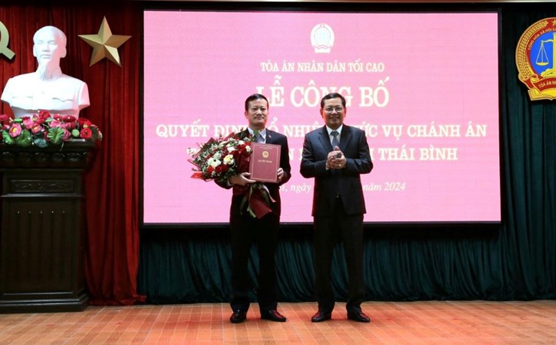 Phó Chánh án TAND Tối cao Nguyễn Văn Du trao quyết định bổ nhiệm, tặng hoa chúc mừng tân Chánh án TAND tỉnh Thái Bình Đỗ Mạnh Tăng. Ảnh: Minh Hưng