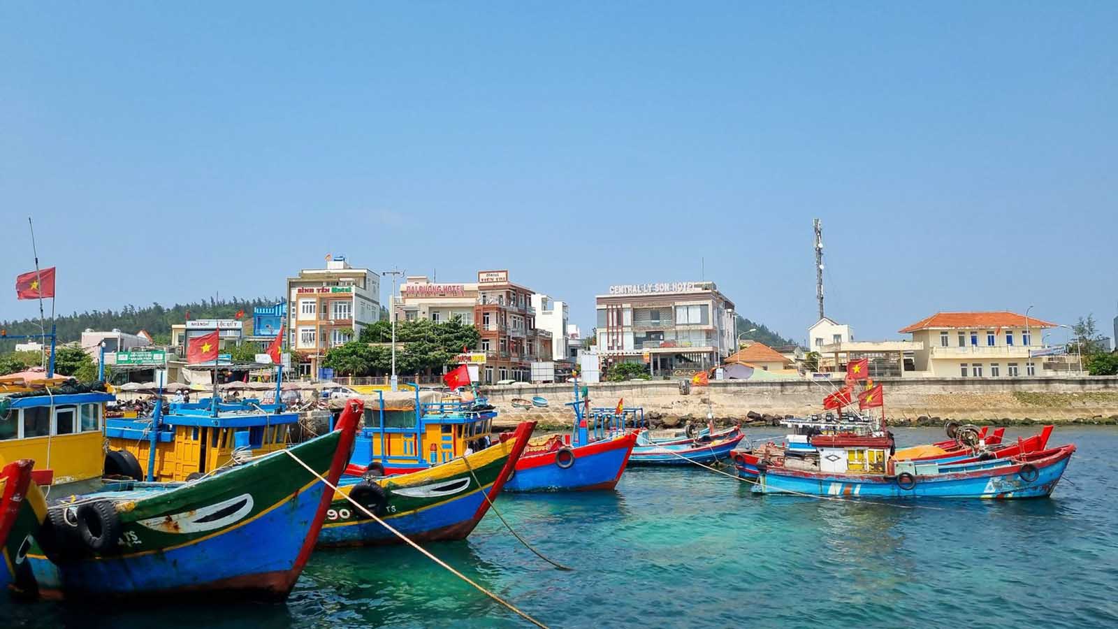 Tàu cá của tỉnh Quảng Ngãi đã lắp thiết bị giám sát hành trình (VMS) đạt tỉ lệ 99,46%. Ảnh: VGP/Lưu Hương
