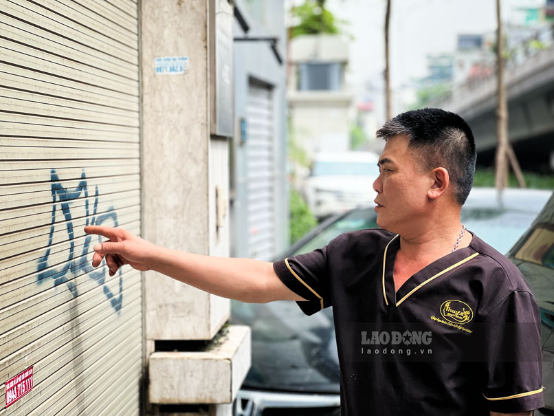 Ông Chu Việt Hùng (người dân sinh sống trên đường Yên Phụ) cho biết: “Chúng tôi kinh doanh cửa hàng ban ngày, tối đóng cửa cuốn đi về và sáng hôm sau đến thấy những nét vẽ bậy bạ này trên cửa thực sự rất bức xúc. Có những nhà mới sửa, cửa mới cũng bị họ vẽ lên rồi dán quảng cáo. Trông rất mất mỹ quan.”